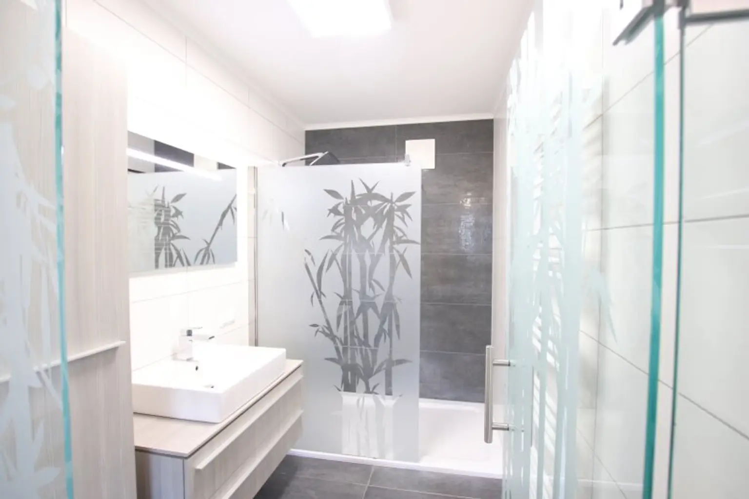 Neuwertige, teilmöblierte 2 Zimmer Penthousewohnung mit Terrasse und Carport in Klagenfurt