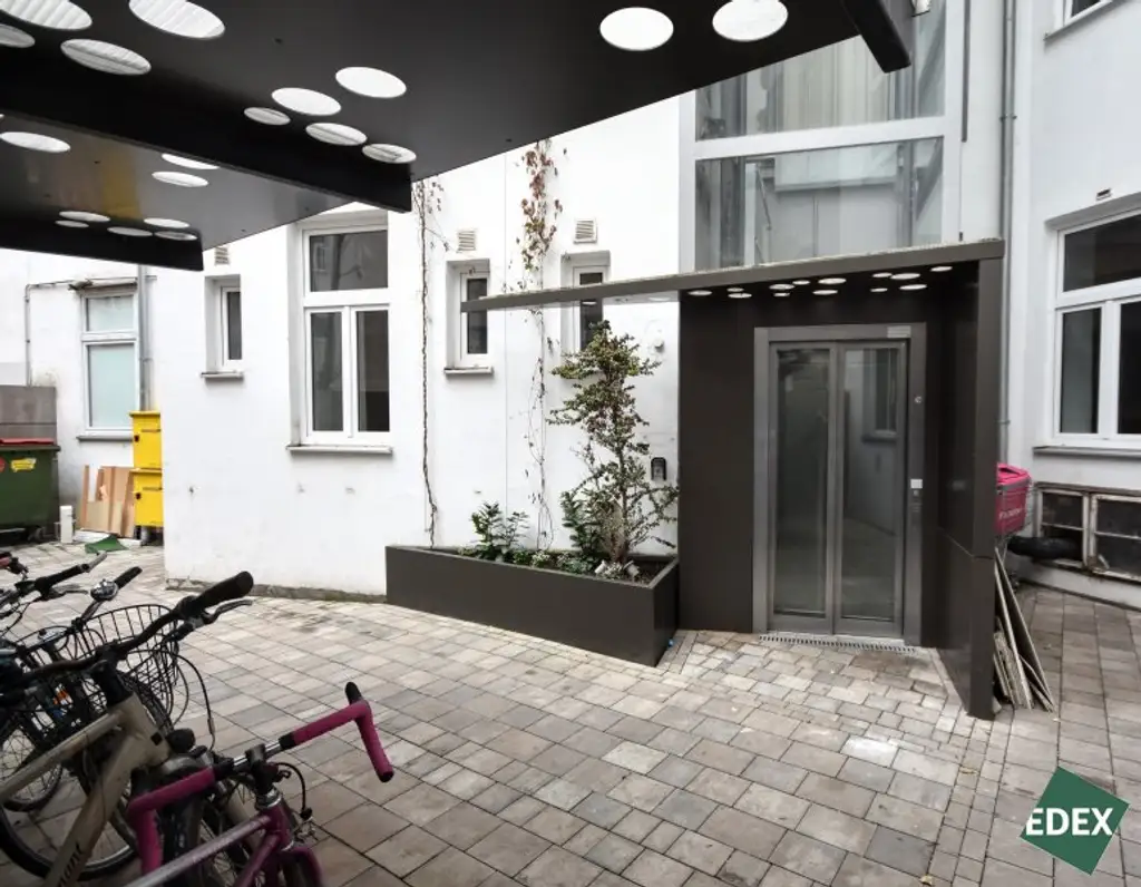 Sanierungsbedürftige 4-Zimmer-Altbauwohnung mit viel Charme