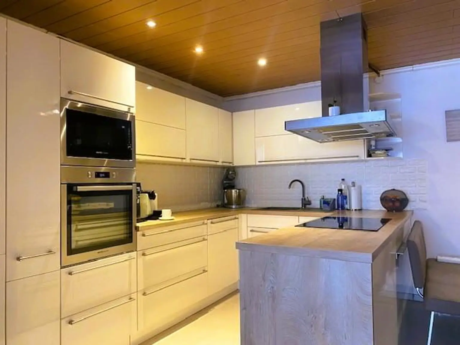 moderne Komplettküche mit Geräten