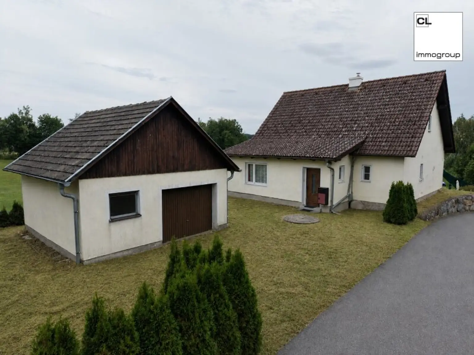 Wohnhaus mit Garage