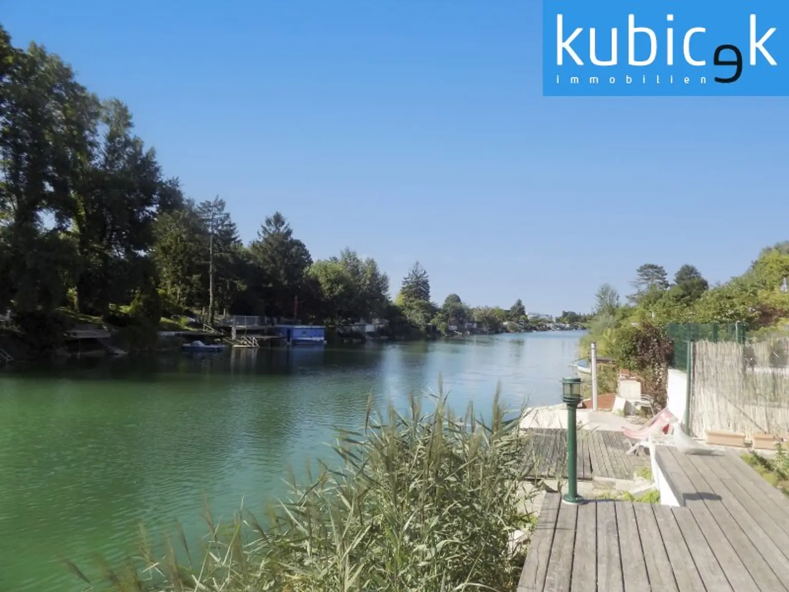 Moderner Sommer-Badebungalow mit direktem Wasserzugang auf Pachtgrund