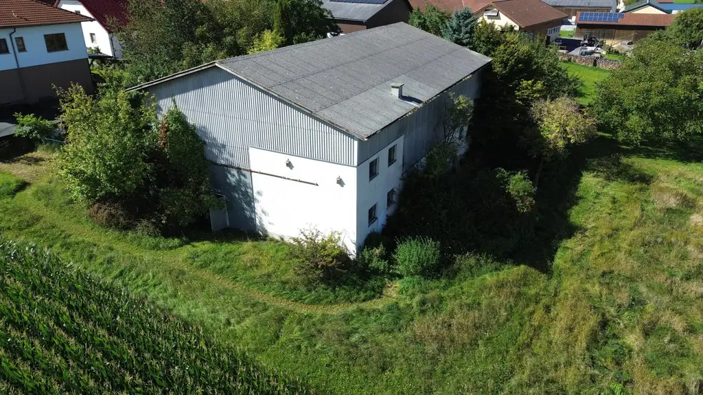 Wohnhaus mit großem Wirtschaftsgebäude auf ca. 1,4 ha Grund