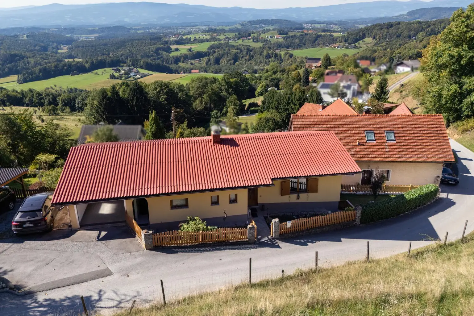 Einfamilienhaus mit Einliegerwohnung, Garage, Carports und Ausblick!