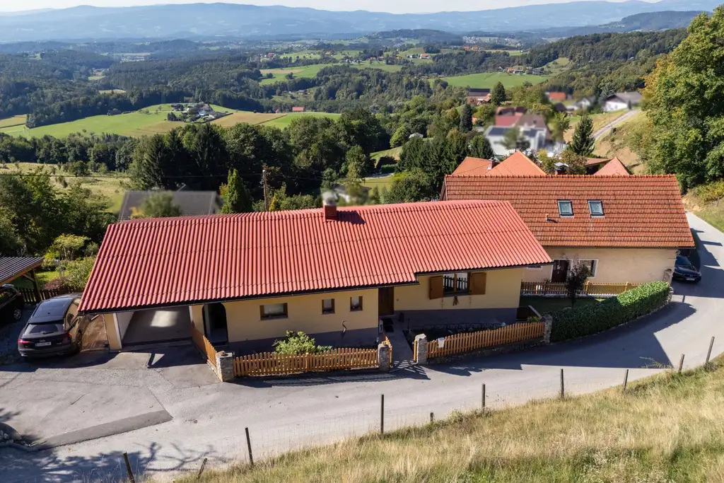 Einfamilienhaus mit Einliegerwohnung, Garage, Carports und Ausblick!