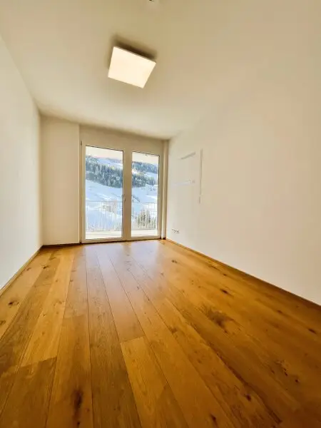 Schlafzimmer mit ca. 12m² und Zugang zu Balkon