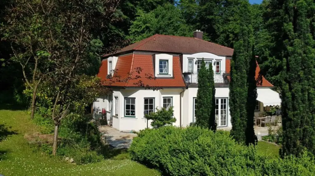 Wunderschöne Villa mit Pool und weitläufigem Grundstück, Nähe Pressbaum