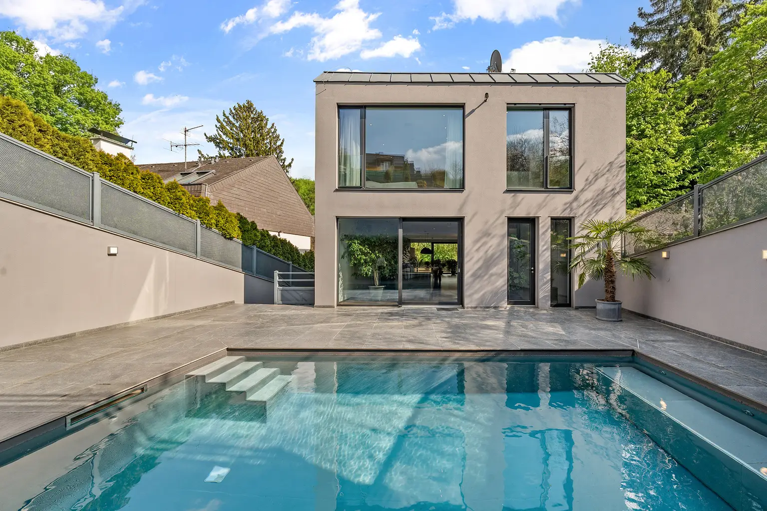 Energieeffiziente Villa mit Pool & unverbaubarem Waldblick