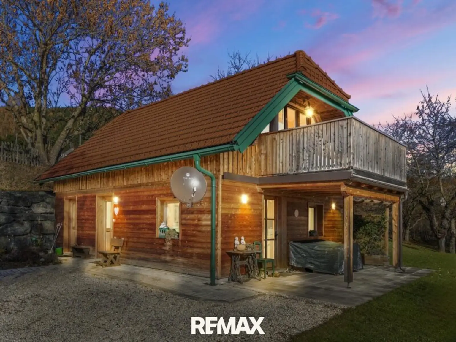 Behagliches Haus mit Balkon in Abendstimmung