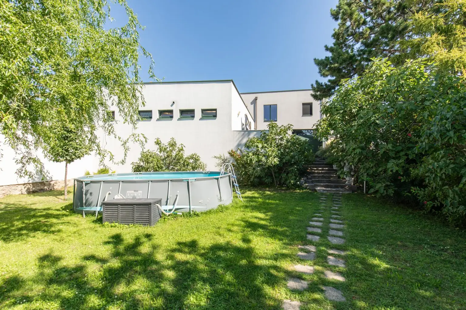 Vielseitiges Anwesen mit Wohn- und Geschäftshaus, Nebengebäuden & Garten