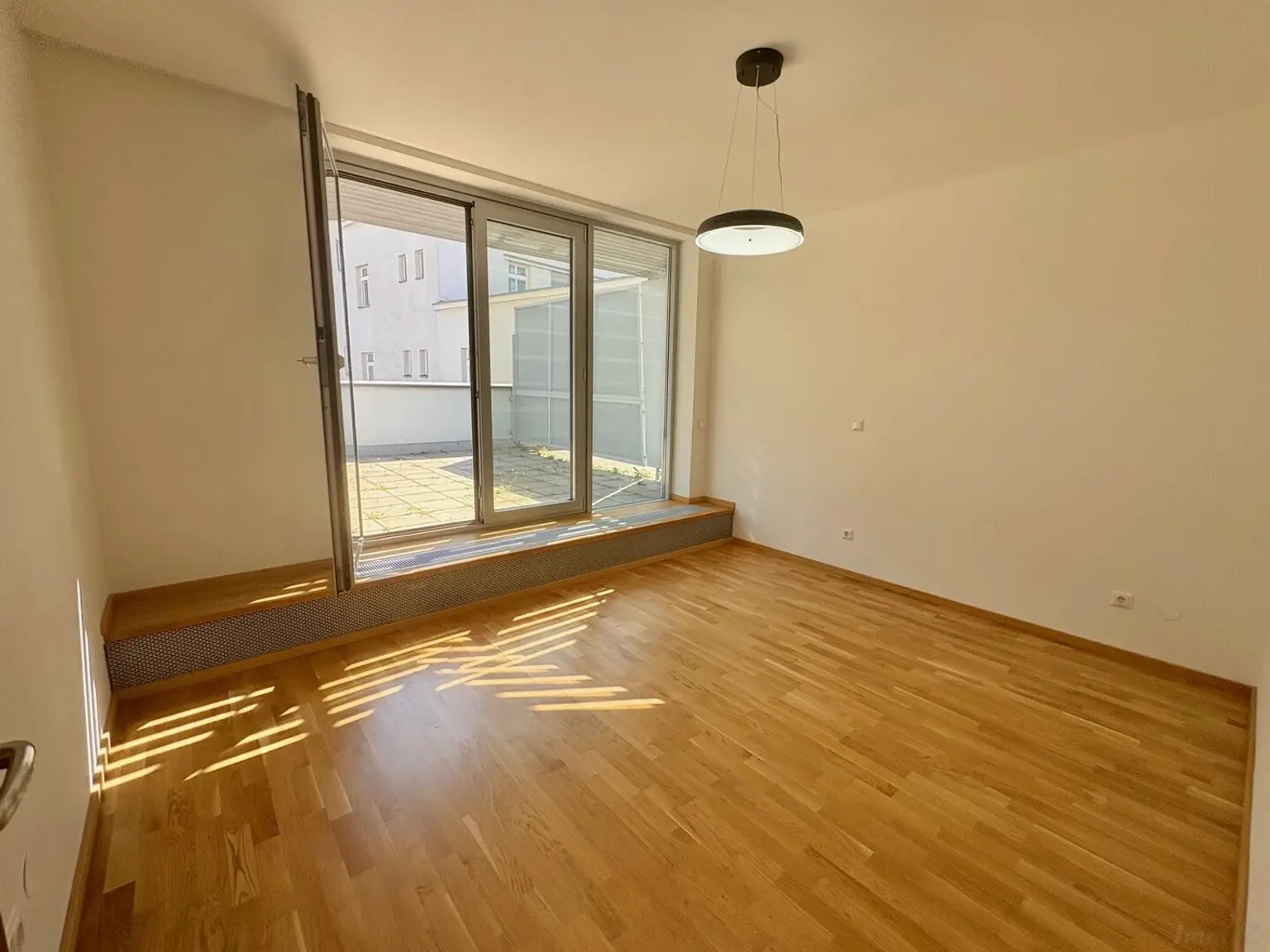 Schlafzimmer mit 2. Ausgang auf die Terrasse