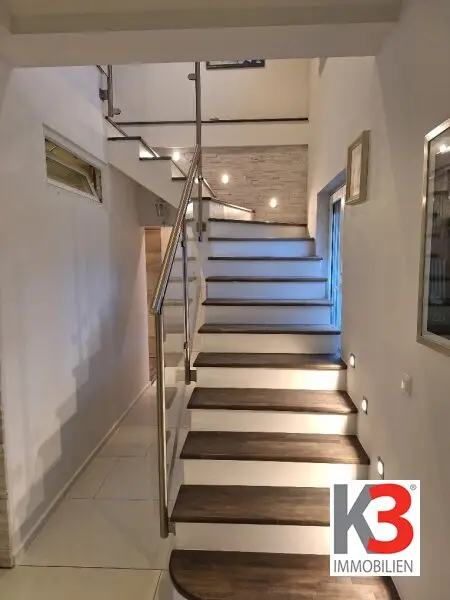 K3 - TOP GELEGENHEIT! Wunderschönes großes Wohnhaus mit großem Garten. Elegante und hochwertige Ausstattung. Ruhige Lage. Großer Keller mit Werkausstattung. Preis reduziert.