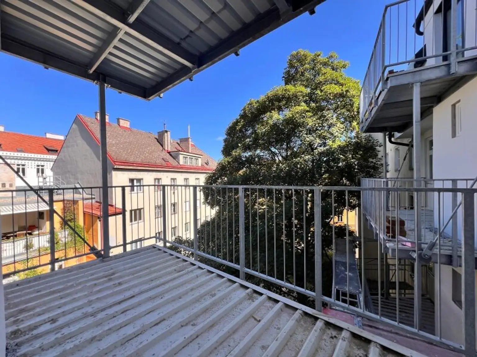 Erstbezug  - toller Grundriss!! Sehr schöne 3 Zimmer Altbauwohnung mit Balkon (Top 18)