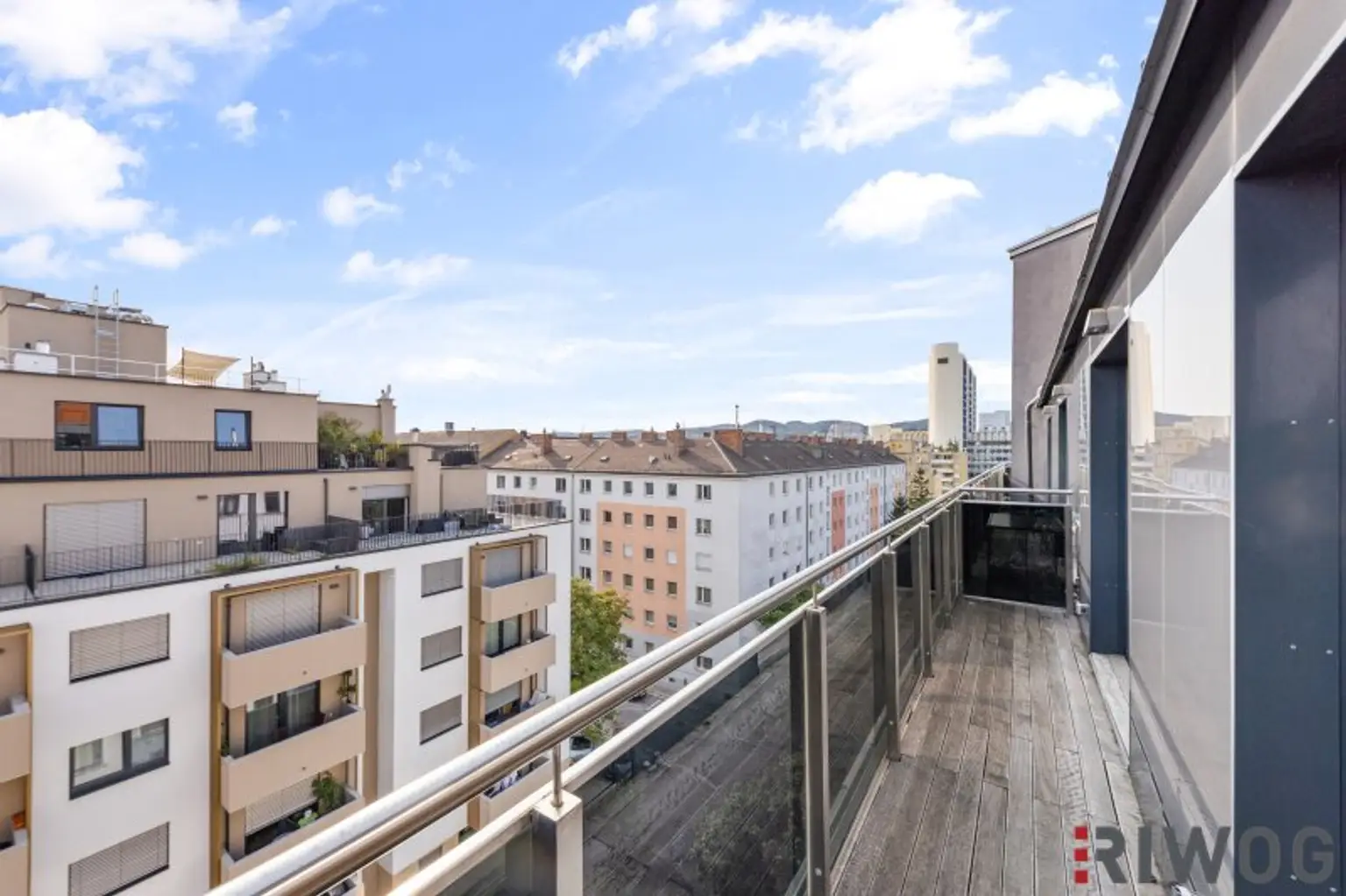 Moderne 3-Zimmer DG-Wohnung zwei Außenflächen und Traumausblick
