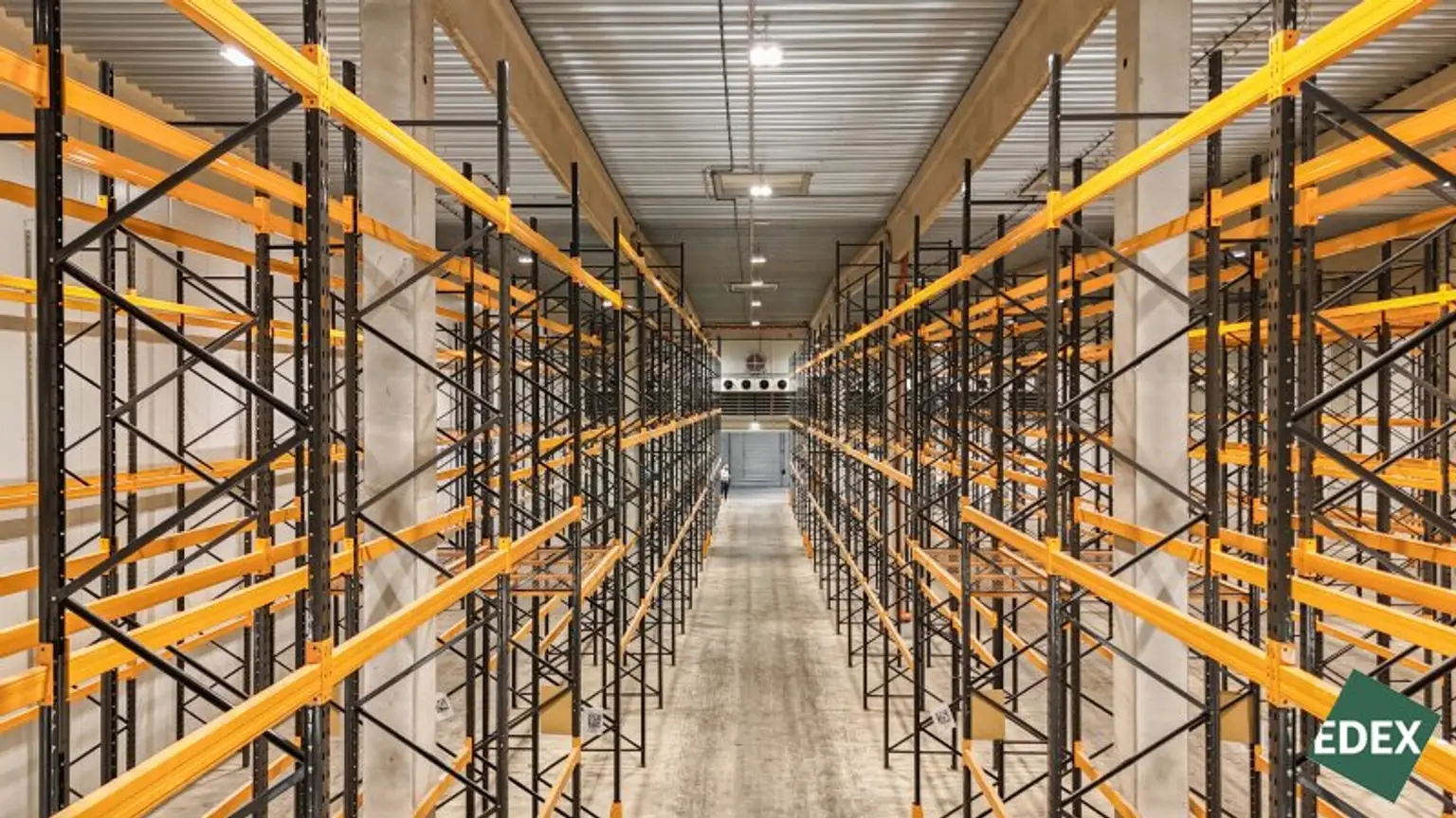 Modernes Regallager (9,5m RH) an der S33