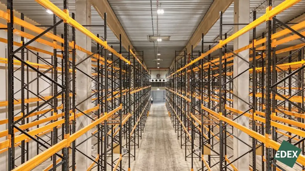 Modernes Regallager (9,5m RH) an der S33