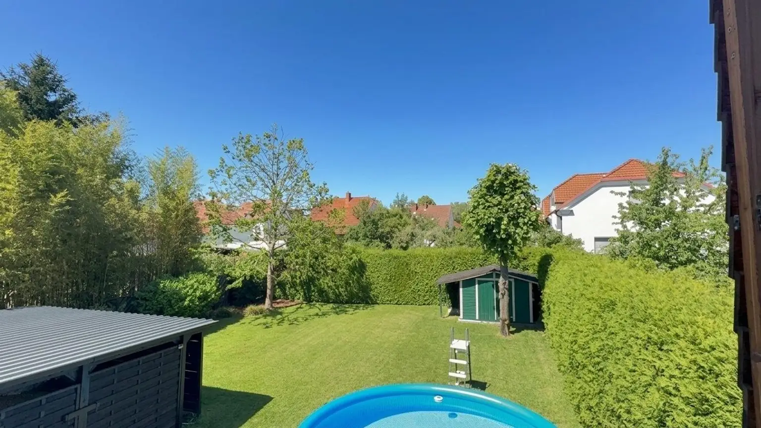 Blick in den Garten von der Terrasse