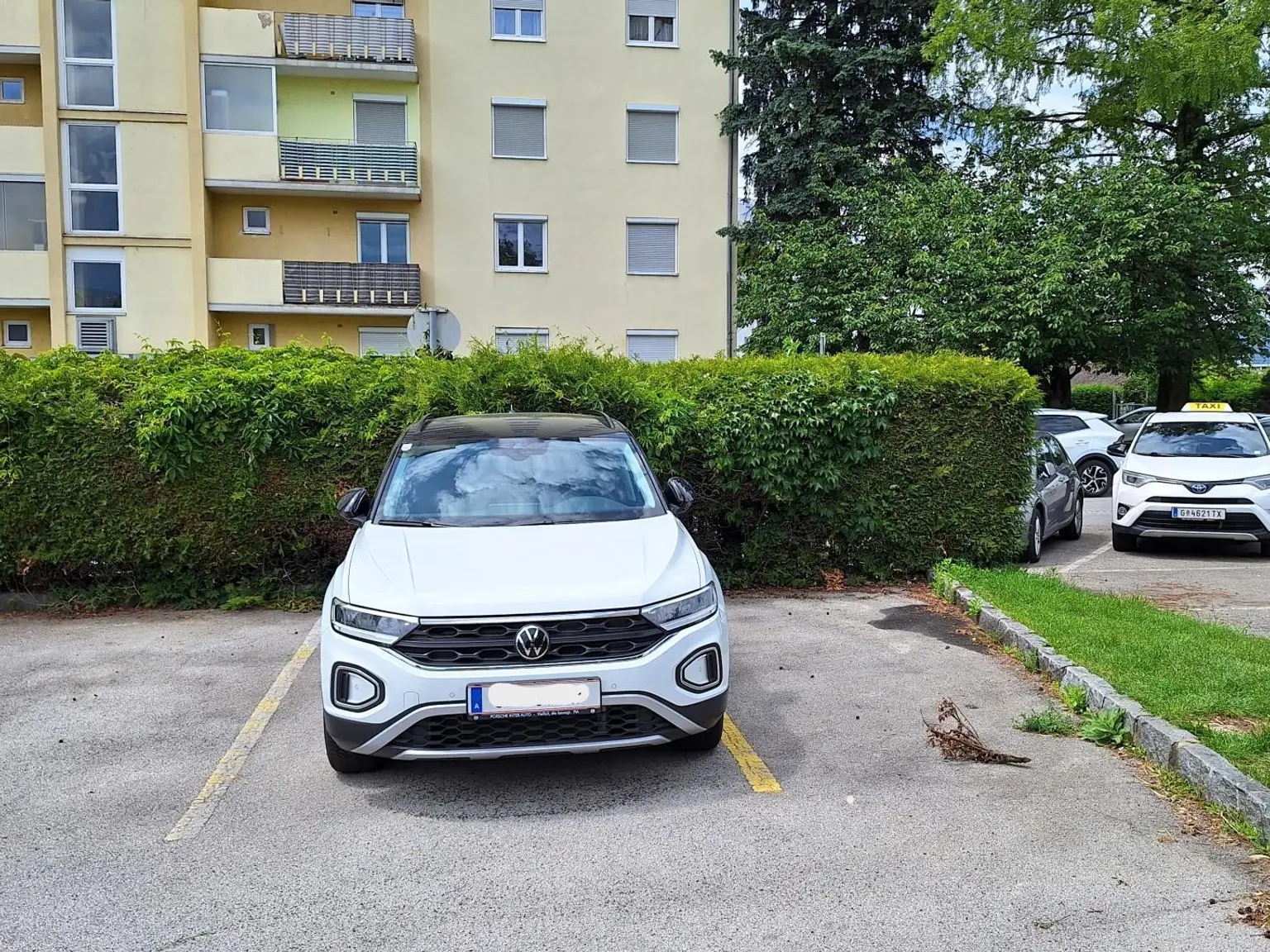 Überbreiter Parkplatz mit Aufpreis