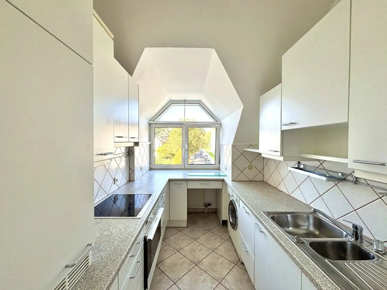 Nähe Sonnbergmarkt/Obkirchergasse | Balkon mit Fernblick ins Sieveringer-Viertel | inkl. Tiefgaragenstellplatz