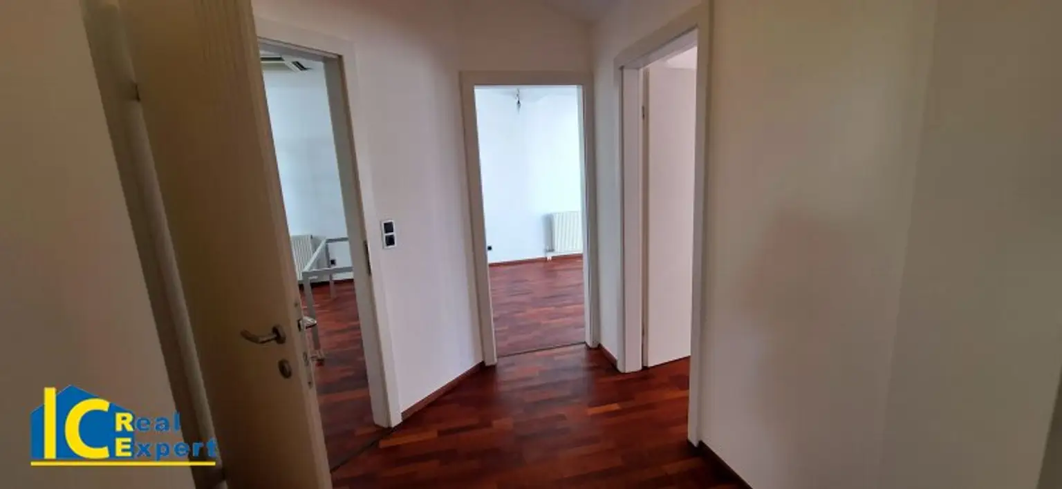 Vorraum mit Blick auf die 3 weiteren zentral begehbaren Räume