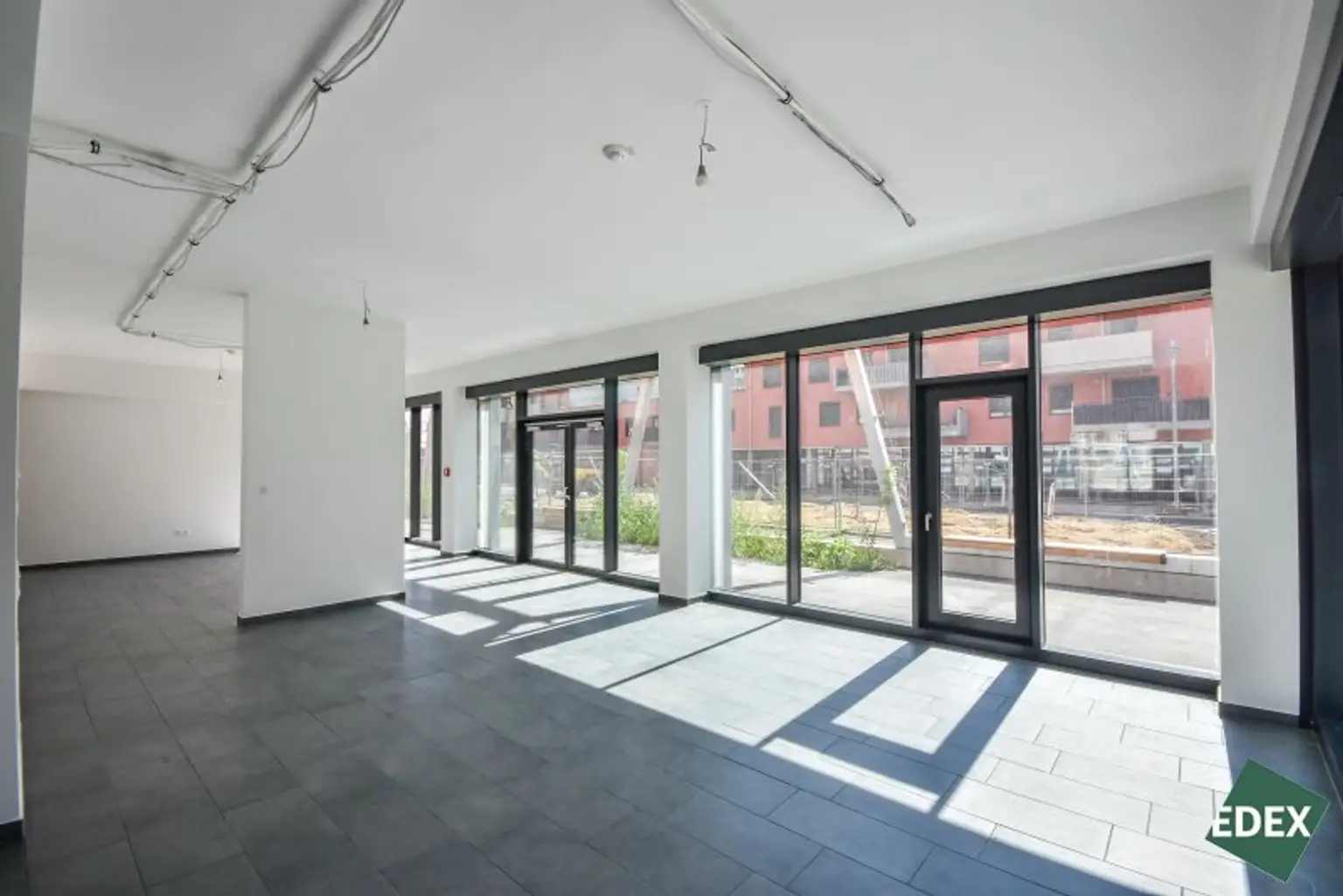 Moderne Geschäftsfläche in Neubausiedlung nahe Badeteich Hirschtetten