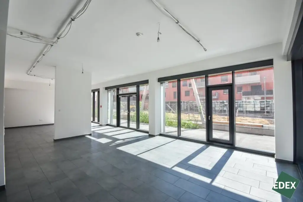 Moderne Geschäftsfläche in Neubausiedlung nahe Badeteich Hirschtetten