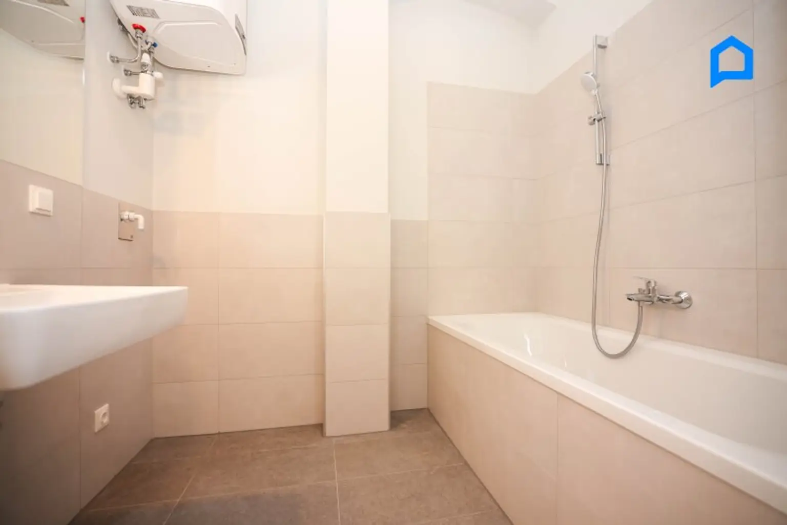 ERSTBEZUG, hell. JETZT einziehen! Kernsanierter Albau mit modernster Ausstattung TOP 9 / 53,54 m² Wohnfläche, 2 Zimmer plus Nebenräume, Kurzzeitvermietung möglich !