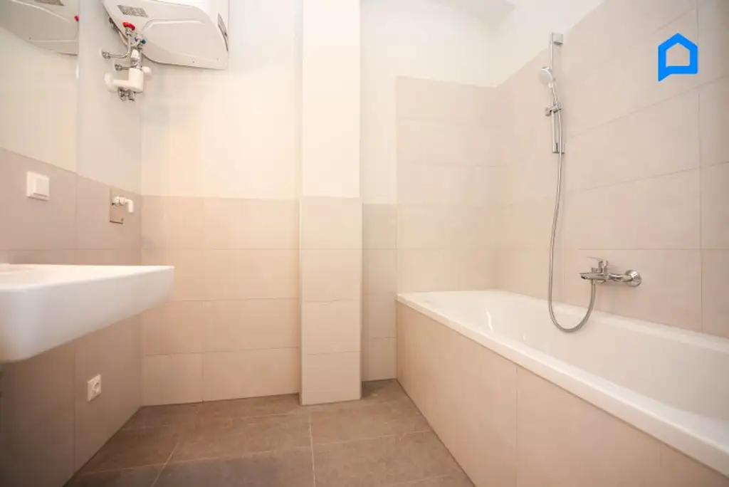 ERSTBEZUG, hell. JETZT einziehen! Kernsanierter Albau mit modernster Ausstattung TOP 9 / 53,54 m² Wohnfläche, 2 Zimmer plus Nebenräume, Kurzzeitvermietung möglich !