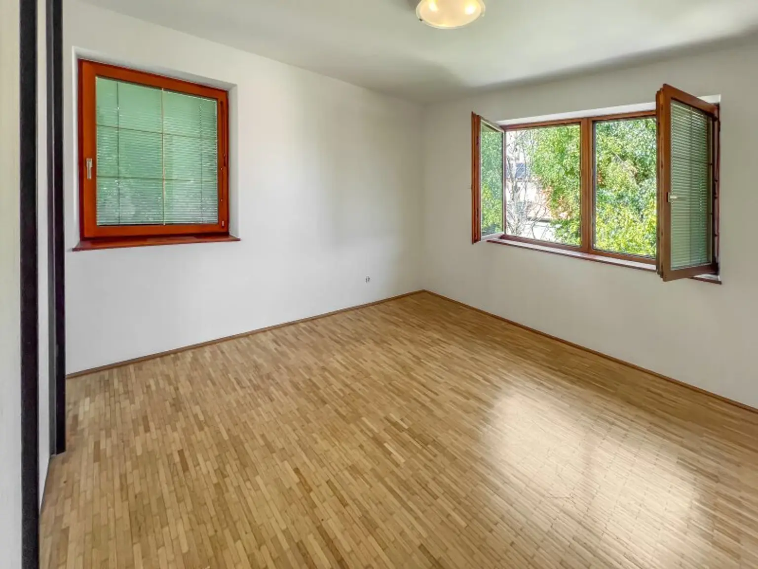 Familiengeeignetes Eckreihenhaus bei der Amerikanischen Schule:  5 Zimmer, und ein Gäste-Studio mit Bad,  Garten, Balkon, Garage, viel Platz und Ruhe!