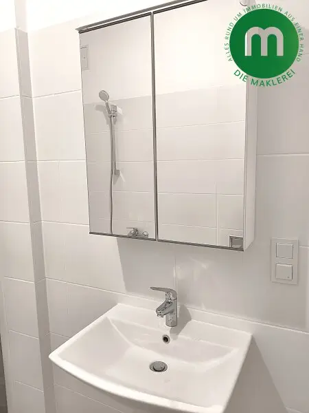 Spiegelschrank im Bad