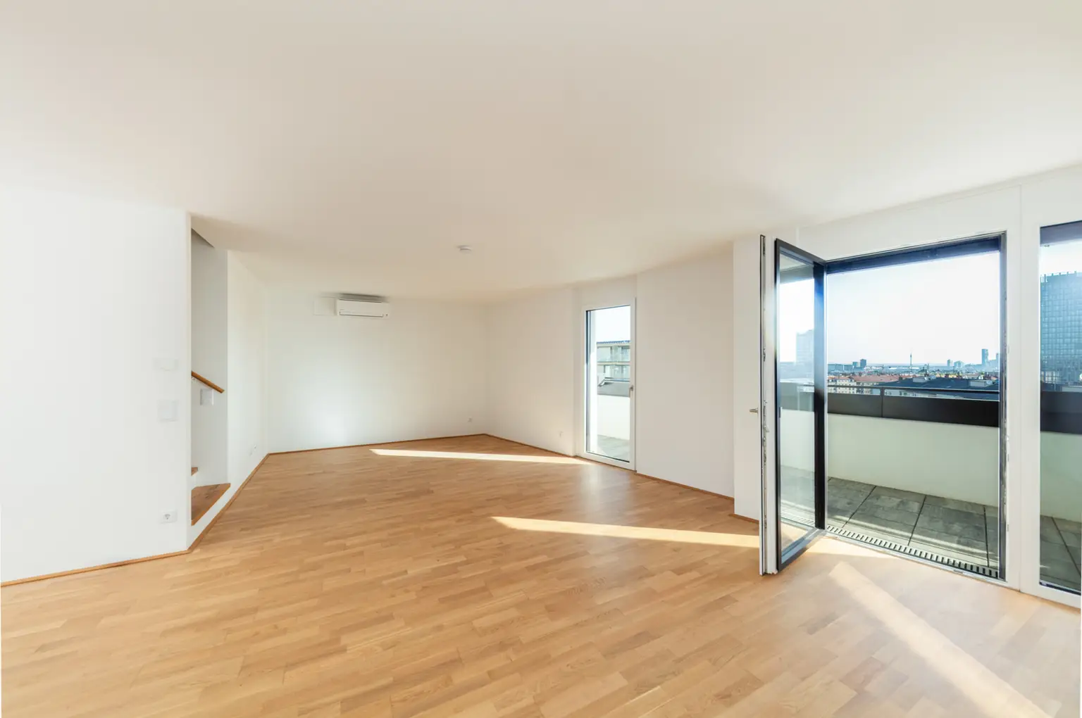 Dachgeschoss 3 Zimmer mit Dachgarten, klimatisiert - provisionsfrei + Jahreskarte Wr. Linien