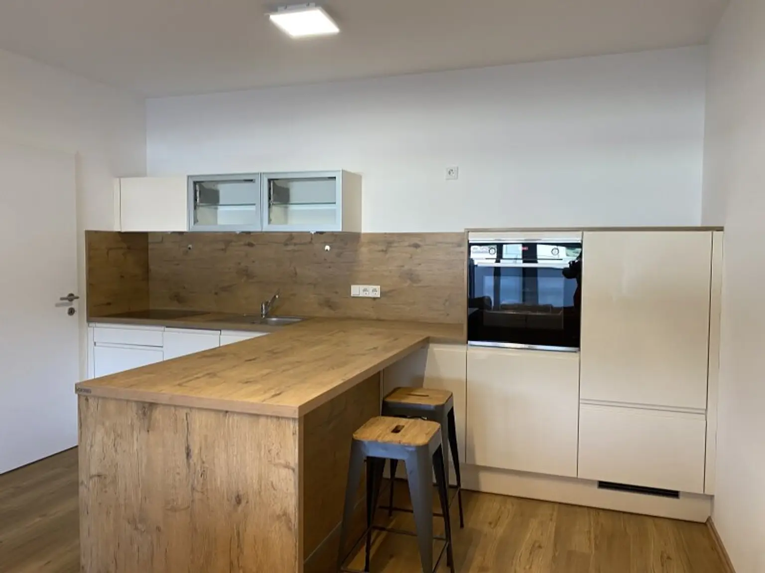 Sehr schöne , neue Mietwohnung, teilmöbliert