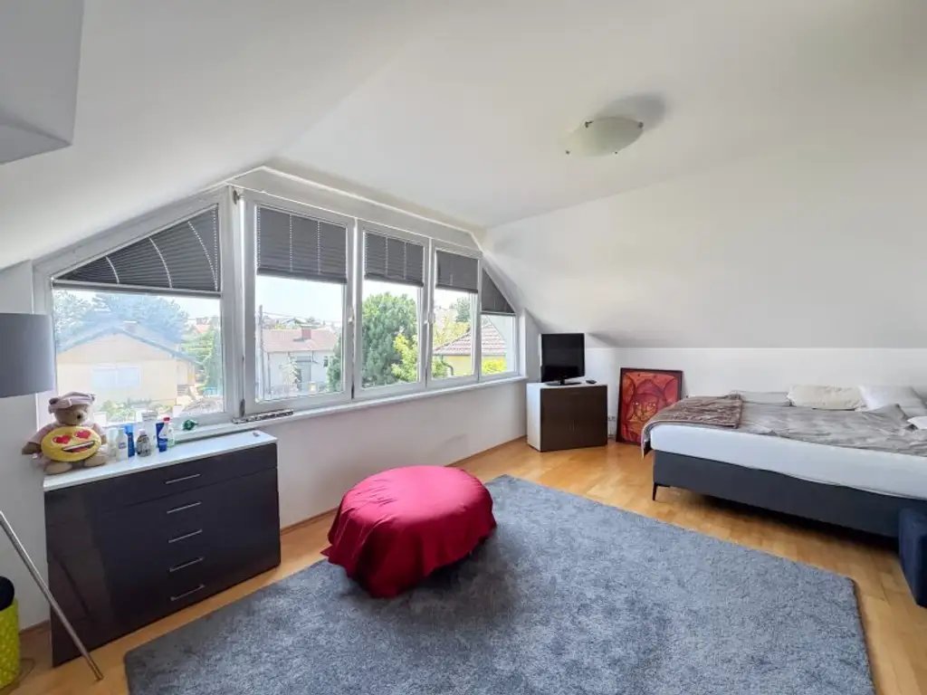 Einfamilienhaus mit Pool, Sauna & Wohnkeller auf Eigengrund in Toplage von Baden bei Wien