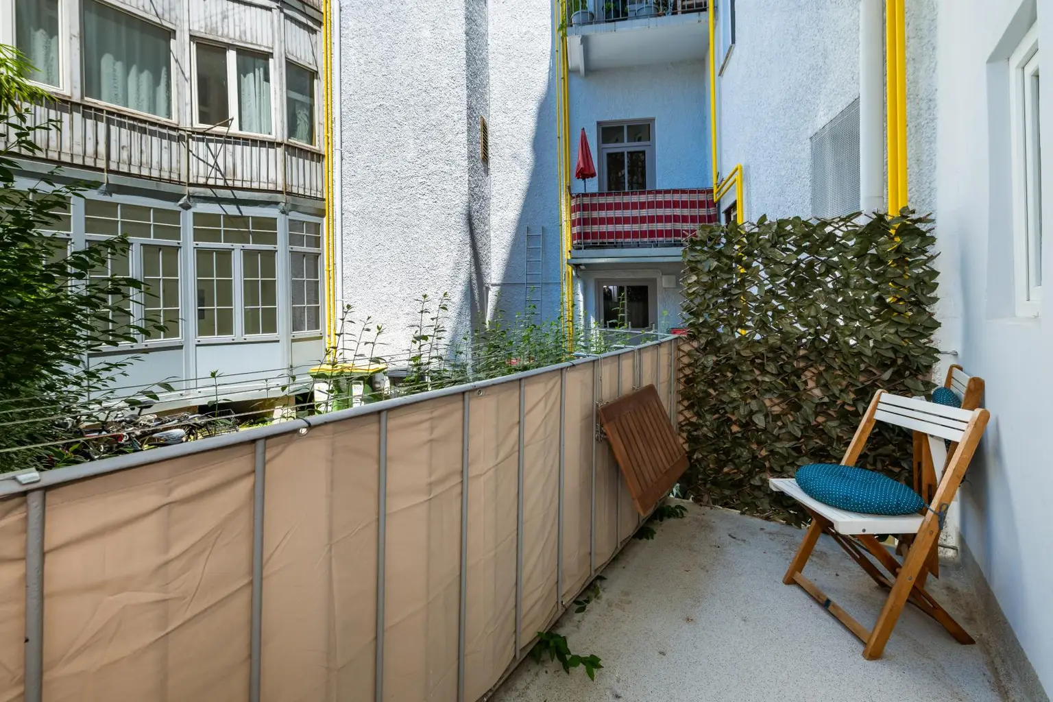 Ruhiger Innenhofbalkon