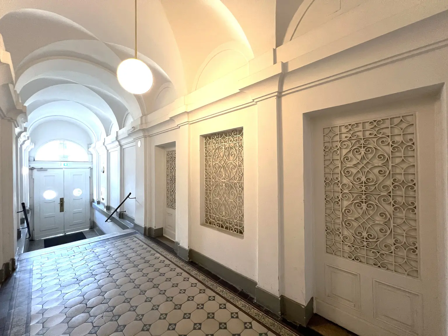 UNBEFRISTET: Prachtvolle, klimatisierte 5-Zimmer-Wohnung mit fantastischer Stadtaussicht / Beautiful air-conditioned 5-room flat with fantastic city view