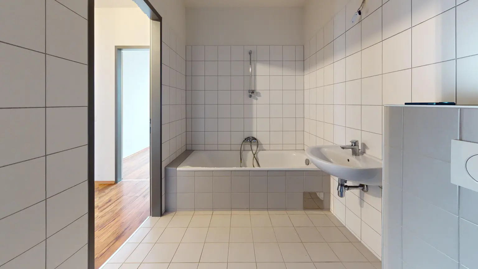 Hardtmuthgasse/Leebgasse: Gepflegte Balkonwohnung - Wohnküche - 3. Liftstock - Gute Infrastruktur