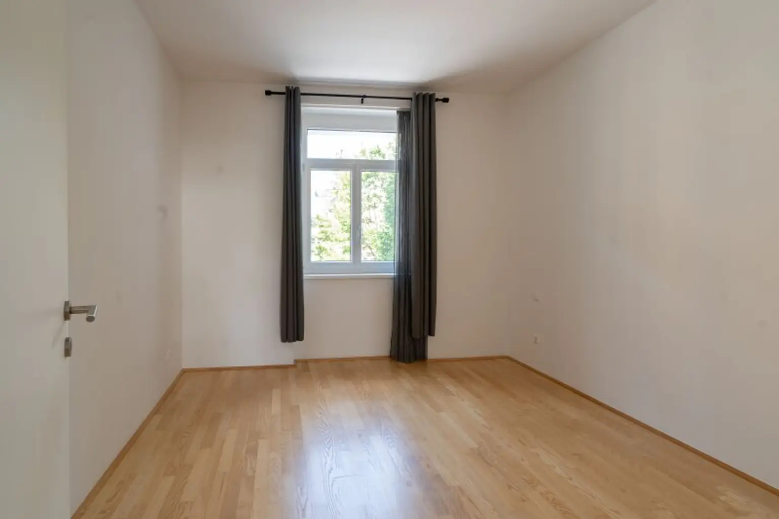 Nähe Landstraße: Moderne 3-Zimmer Wohnung mit Balkon und TG-Parkplatz zu mieten!