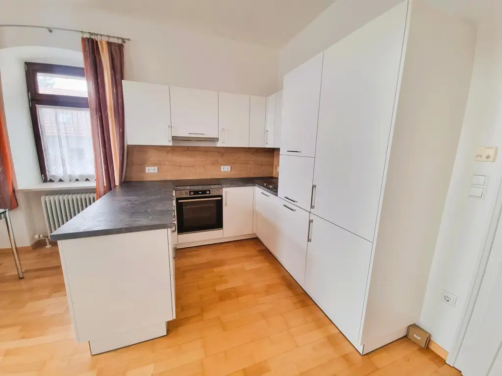 Großzügige 4-Zimmer-Wohnung im Zweiparteienhaus mit Garten und Carport