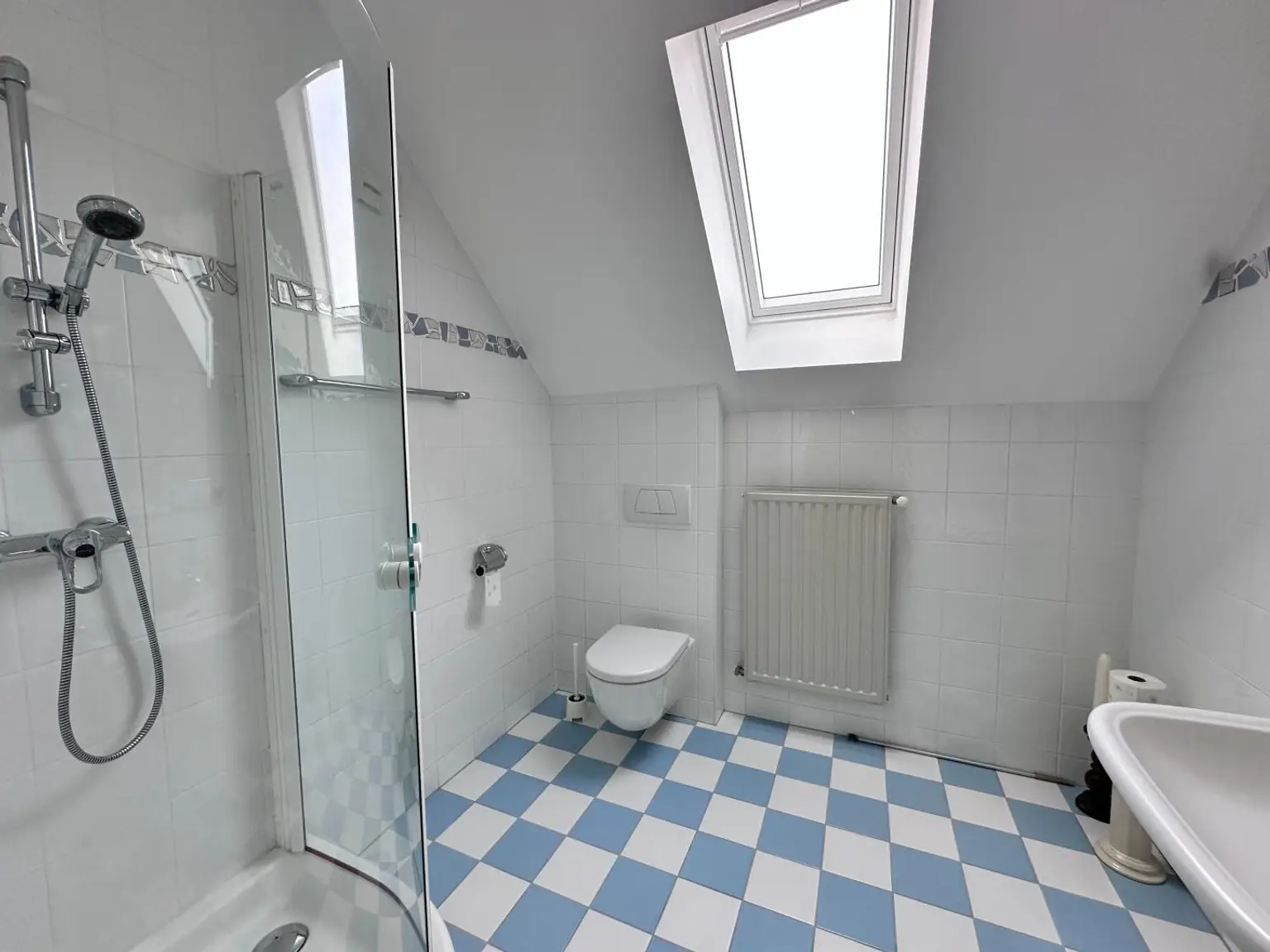 14_Badezimmer mit Dusche_OG