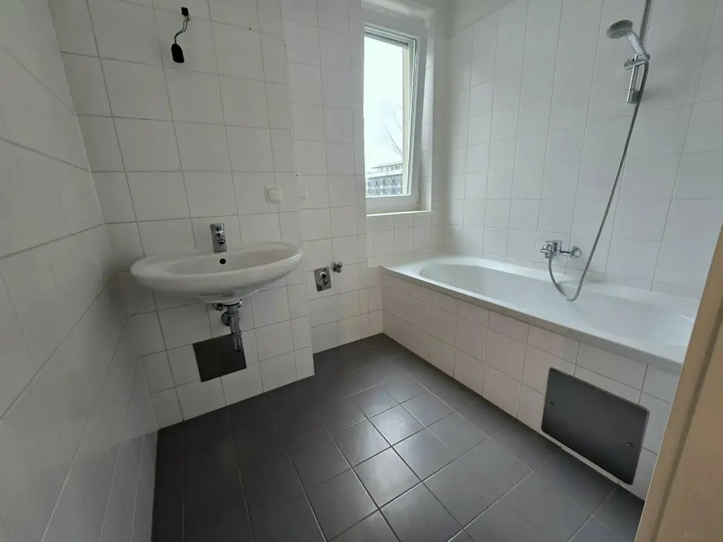 Schöne sonnige Zweizimmerwohnung mit Balkon und zugeordnetem PKW-Stellplatz!