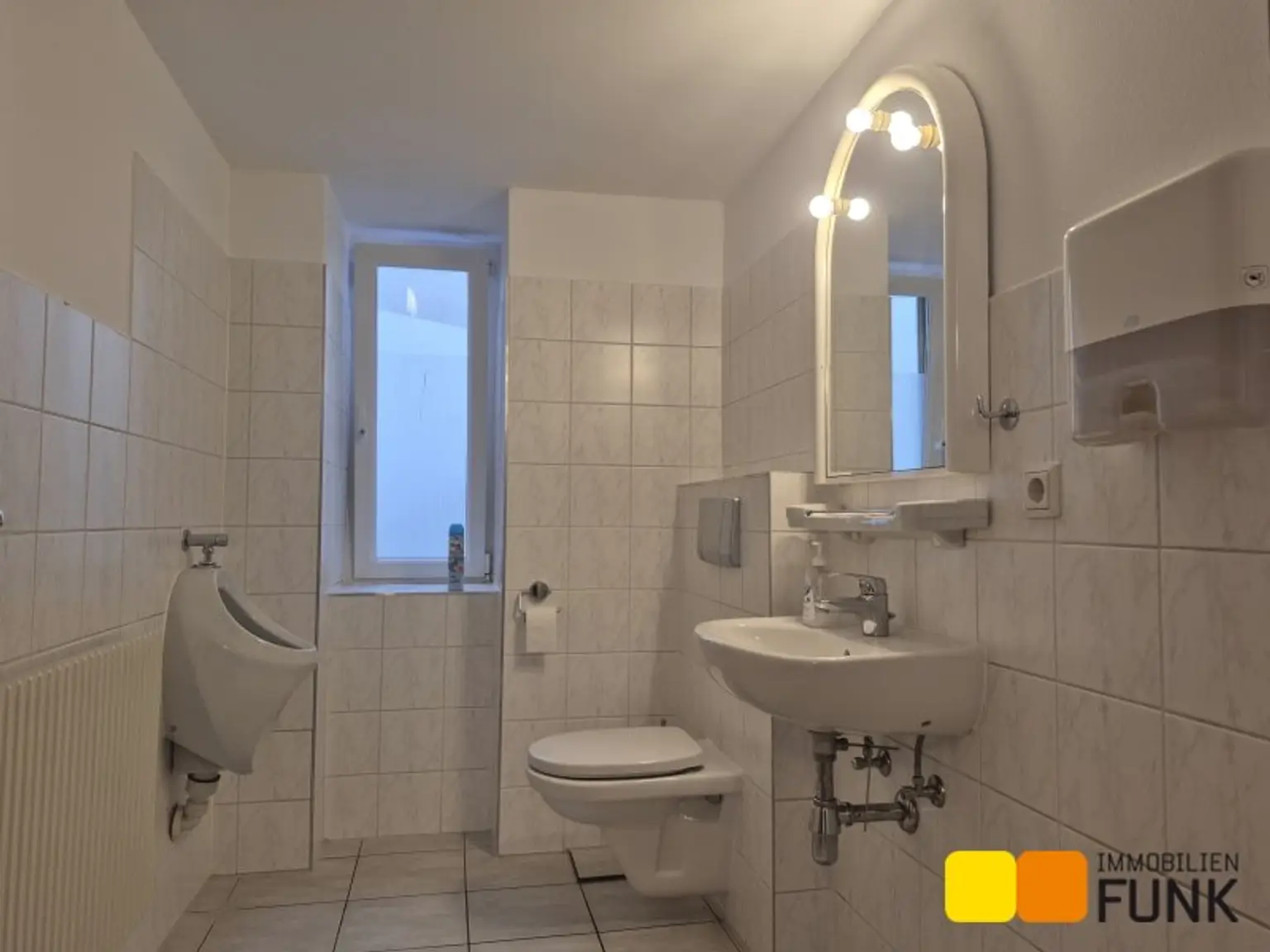 Attraktives Büro mit eigener Garage und zusätzlicher Lagerfläche