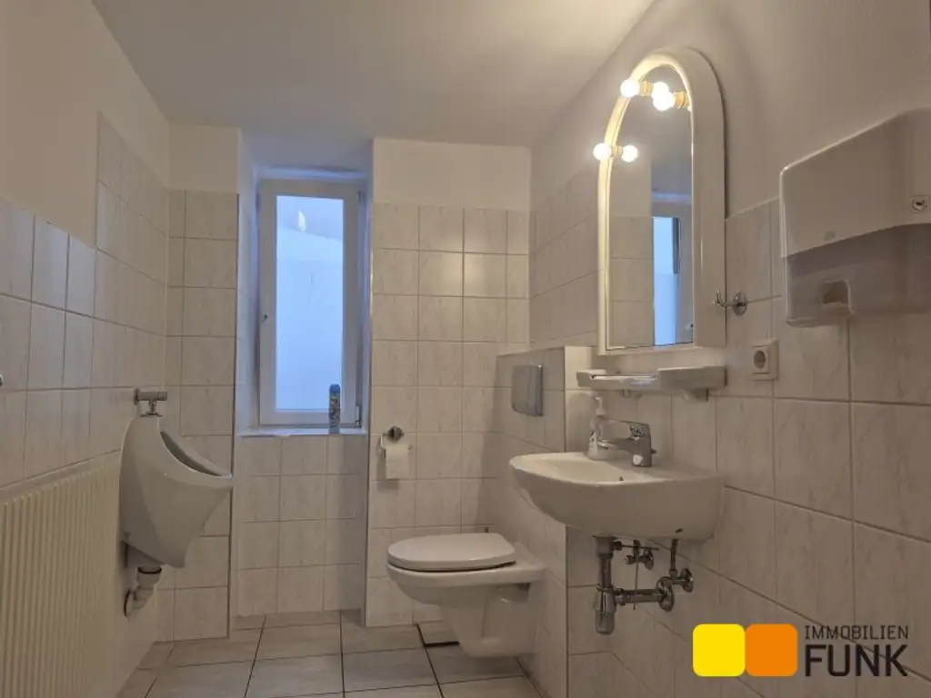 Attraktives Büro mit eigener Garage und zusätzlicher Lagerfläche