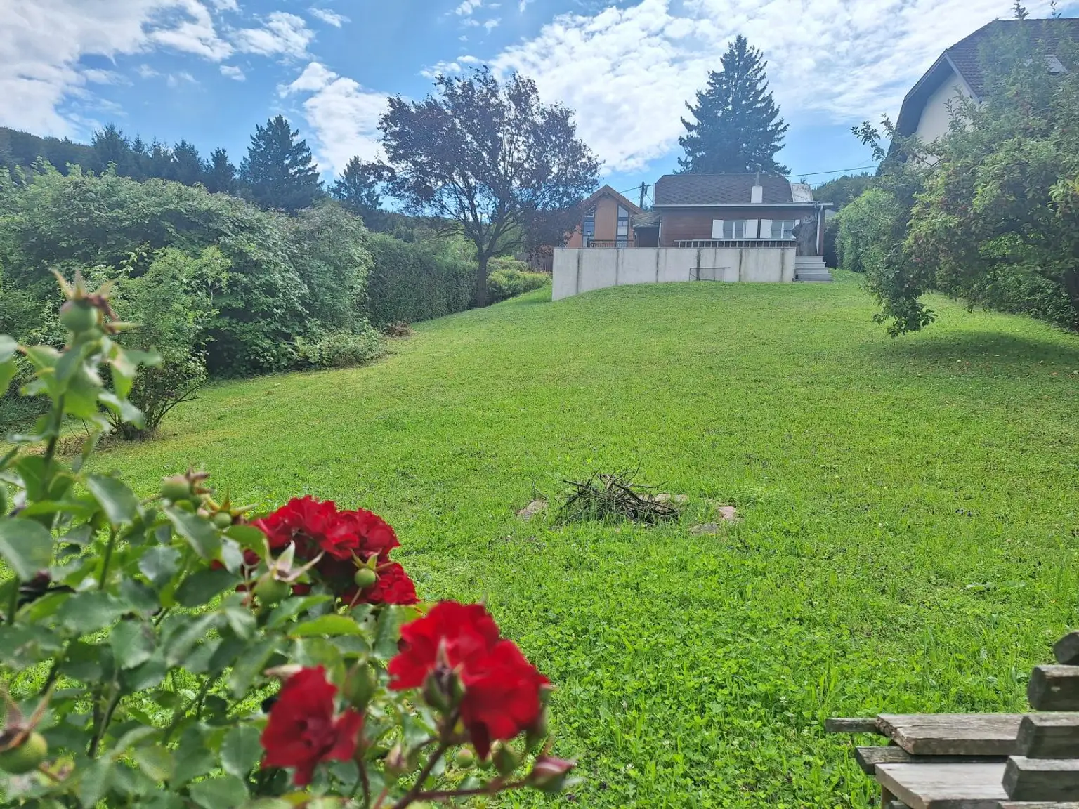 Tolles Baugrundstück mit Fernblick und Sommerhaus