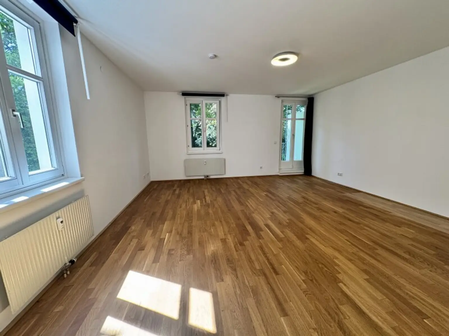 Masterbedroom mit kleinem Balkon
