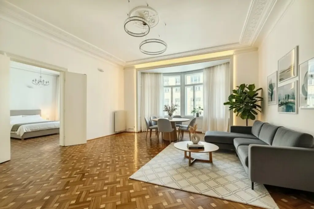 Nähe Stadtpark: Großzügige 137 m² Altbauwohnung mit kleinem Balkon