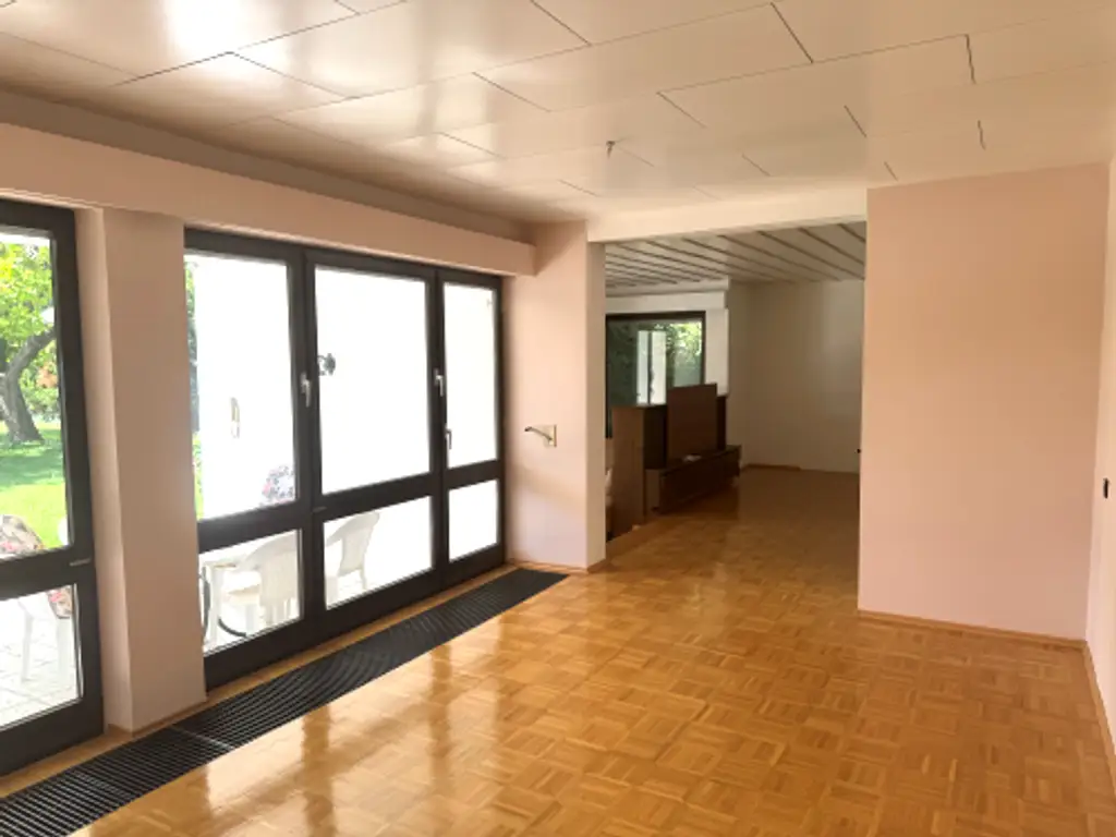 "Einfamilienhaus mit 1110m² Grund mitten im Ort!"