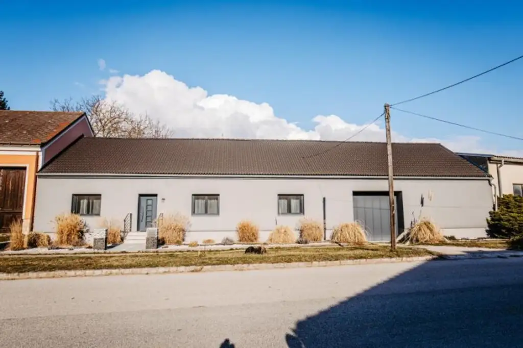 Verträumtes Bauernhaus neu adaptiert (2013) mit Toreinfahrt, Pool, Stadel und Schuppen