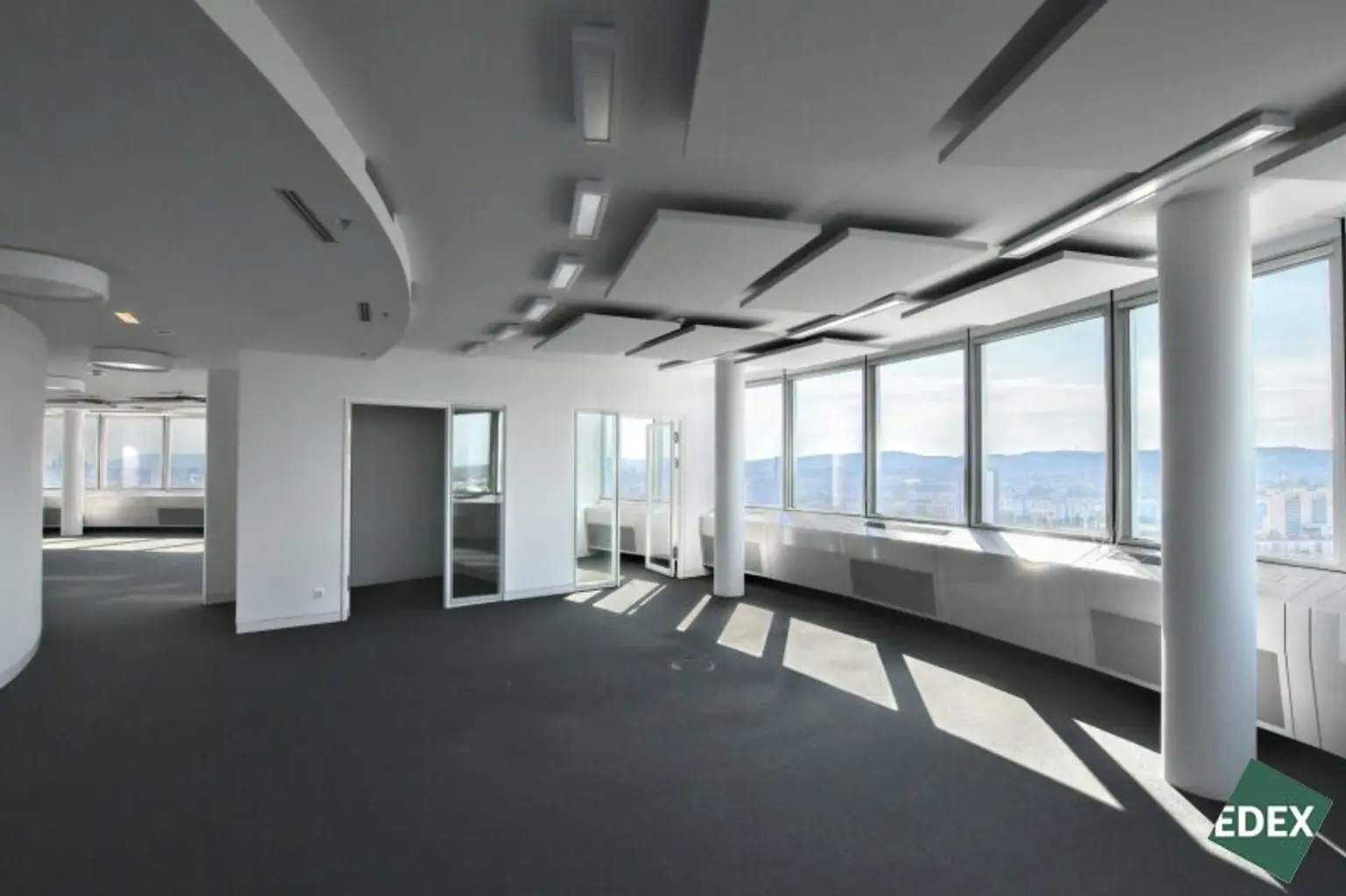 Modernes Büro mit Aussicht im Milleniumtower