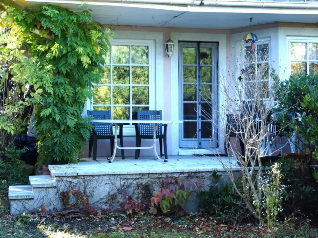 BUNGALOW INMITTEN DER VEGETATION IN RUHELAGE