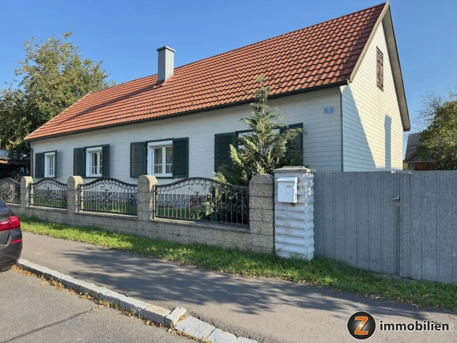 Sanierungsbedürftiges Haus mit Nebengebäuden
