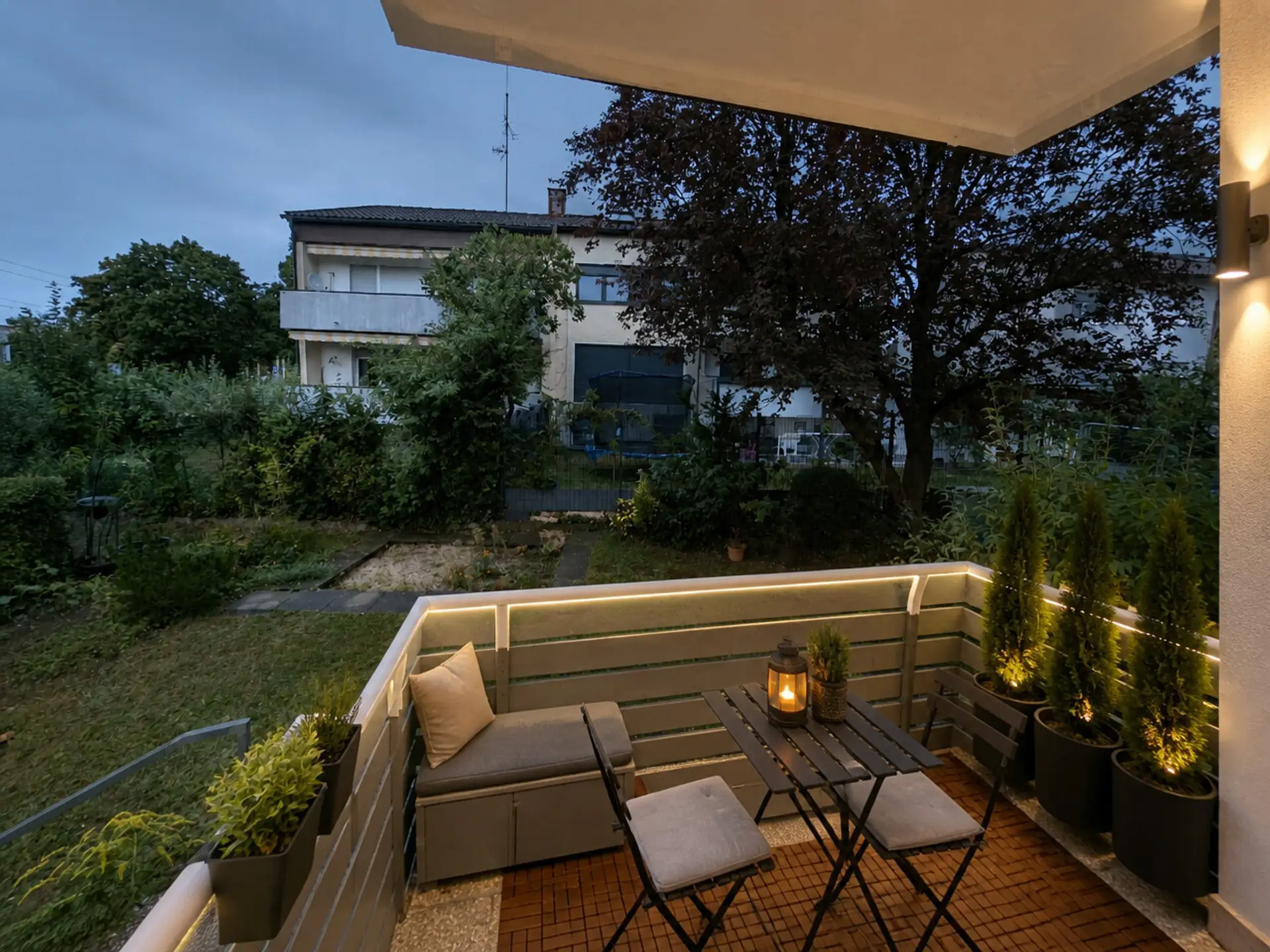 Nordost-Balkon möbliert